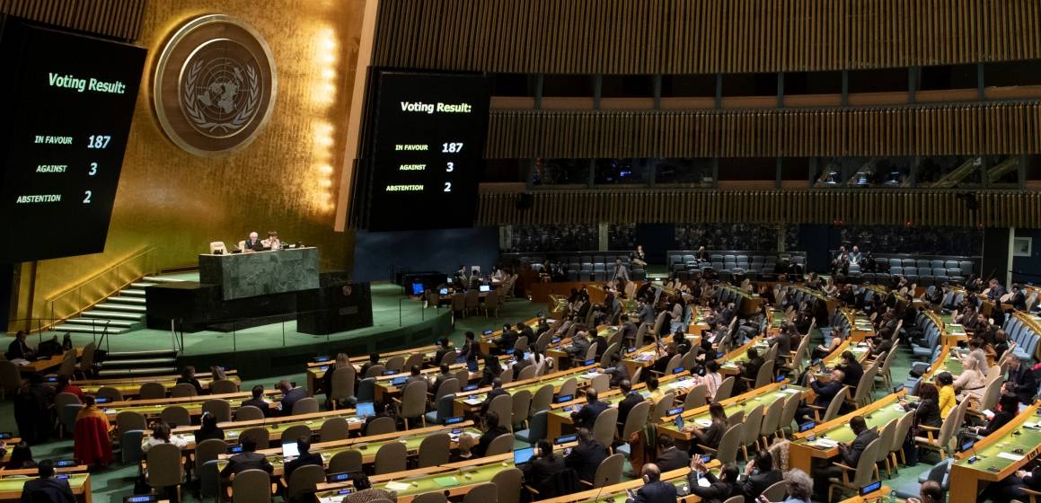FN's generalforsamling er baseret på et demokratisk princip - hvert enkelt medlemslands stemme tæller lige meget. Billedet viser resultatet af en afstemning, hvor er et stort flertal stemte for, at USA skulle afslutte deres økonomiske sanktioner mod Cuba, 7. november 2019. Foto: UN Photo/Evan Schneider